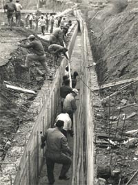 fotografia in bianco e nero di una costruzione intercapedine telefonica a Porta Garibaldi - Milano 1962 (fonte: www.studioambientale.it/.../ esperienze/mm/pagina2.html)