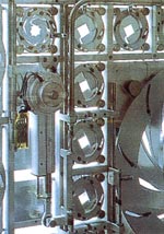 fotografia a colori di un particolare dell'Istituto del Mondo Arabo di Jean Nouvel 'la meccanica componente del funzionamento' (fonte: Andrea Carloni)