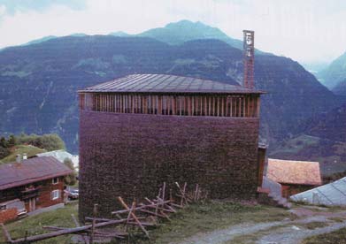 fotografia a colori vista d'insieme esterna a nord della Cappella a Sogn Benedetg progettata dall'architetto svizzero Peter Zumthor nel 1987-1989.(Fotografo: Simone Cordara, giugno 1998)