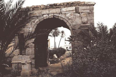 fotografia a colori dell'Arco del Trionfo di Oea, Tripoli (fonte: Libya: The Lost Cities of the Roman Empire)