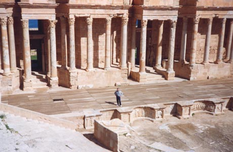 fotografia a colori dell'interno del teatro di Sabratha (fonte: Massimo De Benedetti)