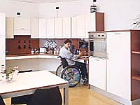 fotografia a colori di una cucina adatta ai disabili (fonte: Waycasa.net)
