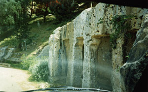 fotografia a colori della Necropoli di Apollonia da dentro un'auto (fonte: Massimo De Benedetti)