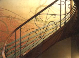 fotografia a colori di una scala in stile Art Nouveau di Victor Horta (fonte: ibelgique.ifrance.com/sw-anthropo/ txt/otohgungangl.html)
