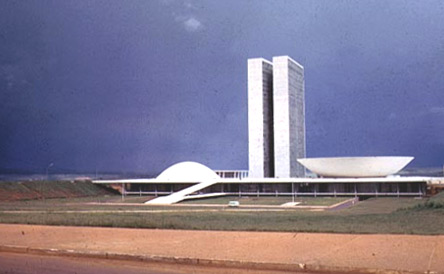 fotografia a colori del parlamento di Brasilia di Oscar Niemeyer (fonte: arch.ou.edu/arch/2423/Chapter%2028/ slide3.htm)