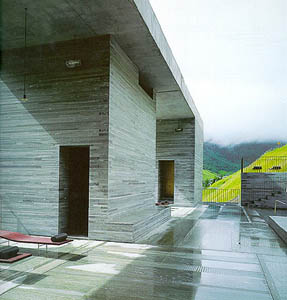 fotografia a colori della vista esterna dell'edificio Terme di Vals (Svizzera) progettato dall'architetto svizzero Peter Zumthor nel 1996.(fonte:www.strath.ac.uk/)