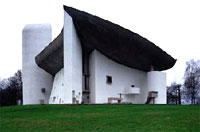 fotografia a colori della Chiesa di Ronchamp di Le Corbusier (fonte: http://digilander.libero.it/ilprogresso/nuova_pagina_27.htm)