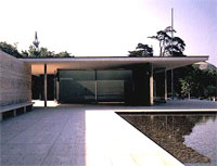 fotografia a colori del Padiglione di Barcellona, di Mies van der Rohe (fonte: http://www.archimagazine.com/bmies.htm)
