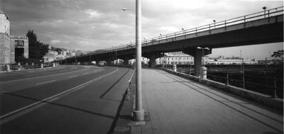 fotografia in bianco e nero di viali che tagiano la città di Genova (fonte: Emanuele Piccardo)