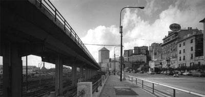 fotografia in bianco e nero di viali che tagiano la città di Genova (fonte: Emanuele Piccardo)