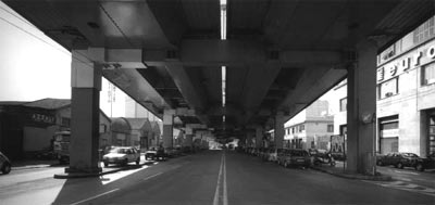 fotografia in bianco e nero sotto ad un passante nella città di Genova (fonte: Emanuele Piccardo)