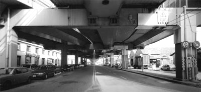 fotografia in bianco e nero sotto un viale passante nella città di Genova (fonte: Emanuele Piccardo)