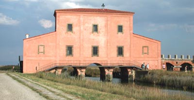 fotografia a colori della Casa Ximenes, o Casa Rossa in Maremma (autore: Giorgio Visconti)