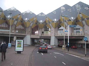 fotografia a colori dell'edificio 'Cubes and pencils' a Rotterdam dell'architetto Piet Blom (fonte: http://www.designnetworld.com/)