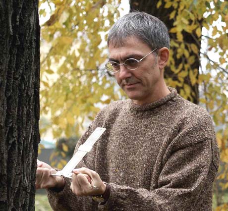 fotografia a colori dell'ecodesigner Marco Nieri con uno strumento di misura radiestesica, l'antenna Lecher (fonte: Marco Nieri)