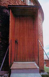 fotografia a colori dell'ingresso alla Cappella a Sogn Benedetg (Svizzera) progettata dall'architetto Peter Zumthor.(Fotografo: Simone Cordara , giugno 1998)