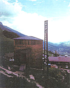 fotografia a colori della vista d'insieme da sud della Cappella a Sogn Benedetg progettata dall'architetto svizzero Peter Zumthor nel 1987-1989.(Fotografo: Simone Cordara ,giugno 1998)