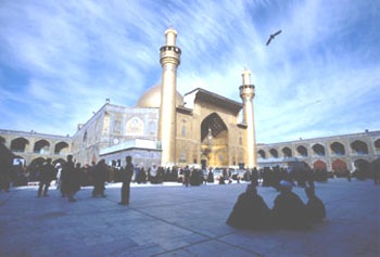fotografia a colori con veduta dela piazzale antistante la moschea di Baghdad (fonte: http://www.contrasto.it/reportage/dettaglioprod.asp?idprod=432)