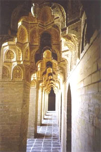 fotografia a colori del corridoio del Palazzo di Abbasid a Baghdad (fonte: http://www.g26.ch/abb_irak_35.jpg)