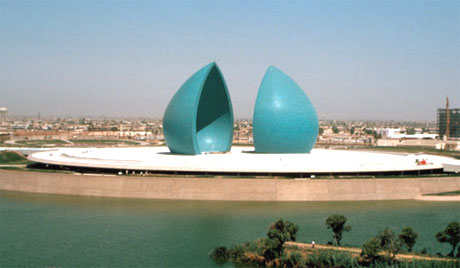 fotografia a colori con veduta d’insieme del Monumento e museo di Al Shaheed a Baghdad, realizzato dall’architetto Wijdan Maher per lo studio Kajima Design (fonte: http://archnet.org/library/sites/one-site.tcl?site_id=580)