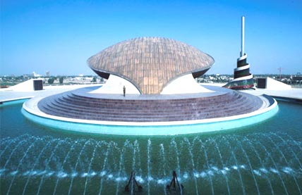 fotografia a colori con veduta dinsieme del Monumento al milite ignoto, progettato dallarchitetto Marcello DOlivo (fonte: http://archnet.org/library/sites/one-site.tcl?site_id=922)