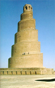 fotografia a colori con in primo piano il minareto a spirale (detto il Malwiyya) a Samarra (fonte: http://islamicity.com/Culture/MOSQUES/Asia/TMp81a.htm)