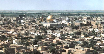 fotografia a colori con panorama della citt di Samarra dall'alto del celebre minareto a spirale. Al centro la cupola della moschea di al-Abbas. (fonte: http://www.aljazira.it/baghdad2002.htm)