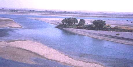fotografia a colori: in primo piano il fiume Tigri presso Assur (fonte: http://info.uibk.ac.at/c/c6/c616/museum/assur.html)