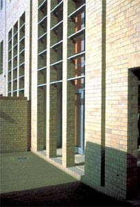 fotografia a colori con scorcio del complesso residenziale di Abu Nawas a Baghdad, realizzato dallo studio di architettura:Abbad Al Radi and Nazar Ahmad, con particolare delle finestre (fonte: http://archnet.org/library/sites/one-site.tcl?site_id=701)
