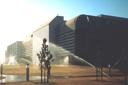 fotografia a colori con veduta d’insieme del Palazzo del Congresso a Baghdad, realizzato dall’architetto Heikki Siren (fonte: http://archnet.org/library/sites/one-site.tcl?site_id=484)
