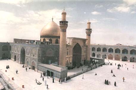 fotografia a colori con veduta della moschea santuario dell'imam Ali Ibn Abi Talib a Najaf (fonte: http://www.aljazira.it/baghdad2002.htm)