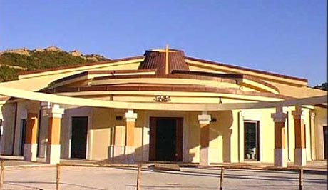 fotografia a colori della chiesa di Poggio dei Pini, in provincia di Cagliari (fonte: http://www.sardinia.net/poggio/chiesa.htm)