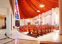 fotografia a colori dell'aula della chiesa Regina Pacis a Fornacette (PI) (fonte: http://www.dibaio.com/chiesaoggi/chiesaoggi57/ch-057-47.htm)