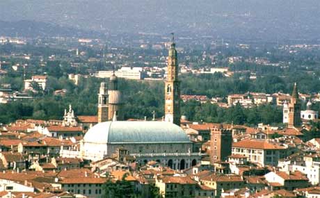 fotografia a colori con veduta di Vicenza con al centro la Basilica Palladiana (fonte: http://www.basilicapalladiana.it/foto/foto01.htm)
