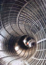 immagine a colori dei lavori in corso per la metropolitana di Londra, tunnel dell'uscita di emergenza di Waterloo Station (fonte: Casabella 678)