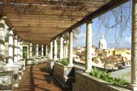 fotografia a colori del Miradouro de Santa Luzia, Lisboa. (fonte:http://netparque.sapo.pt/XJA1/241873.html)