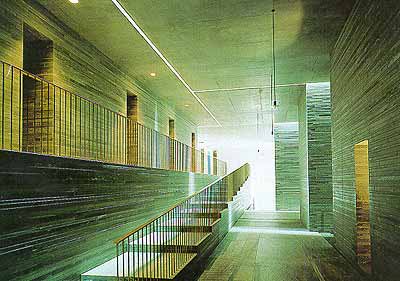 fotografia a colori vista interna dell'edificioTerme di Vals (Svizzera) progettato dall'architetto svizzero Peter Zumthor nel1996. (fonte: www.strath.ac.uk/)