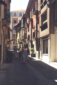 fotografia a colori di una via del Centro Storico di Valladolid in Spagna. (fotografo: Matteo Rossetti, giugno 1999)