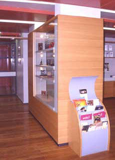 fotografia a colori del mobile - espositore del Museo del Fado a Lisbona. (Fotografo: Cristina Ribeiro, Cu Pinheiro, giugno 1999)