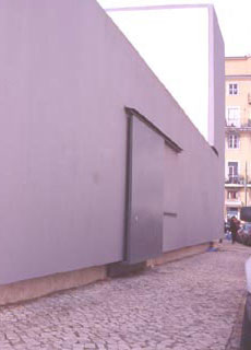 fotografia a colori ingresso laterale merci del Museo del Fado a Lisbona. (Fotografo: Cristina Ribeiro, Cu Pinheiro, giugno 1999)
