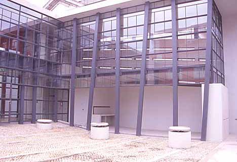fotografia a colori patio esterno del Museo del Fado a Lisbona. (Fotografo: Cristina Ribeiro, Cu Pinheiro, giugno 1999)
