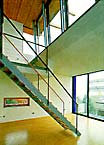 fotografia a colori degli interni della villa a Francoforte progettata dall'architetto Marcel Kaschub seguendo i caratteri di Bioarchitettura. (fonte: www.sto.at/htmger/obj134htm)