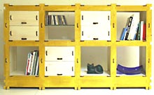 fotografia a colori del sistema modulare MULTIPLO per la composizione di librerie - azienda Totem Italia. (fonte: http://www.totemitalia.com/)