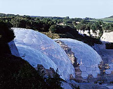 fotografia a colori vista panoramica dell'Eden Project in Cornovaglia progettato da Nicholas Grimshaw. (fonte: http://www.ngrimshaw.co.uk/)