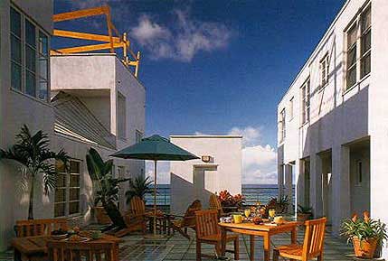 fotografia a colori di una terrazza tra gli edifici sul mare a Seaside City, Flórida. (fonte: www.seasidefl.com)