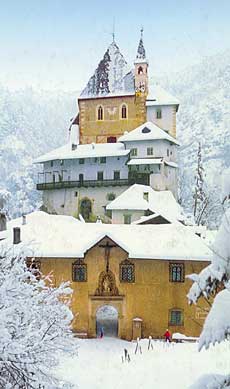 fotografia a colori del Santuario di San Romedio con neve di Flavio Faganello (fonte: Meridiani)