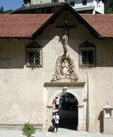 fotografia a colori dell'ingresso del Santuario di San Romedio. (autore: Giorgio Visconti)