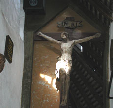 fotografia a colori del Cristo in croce presso il Santuario di San Romedio. (autore: Giorgio Visconti)