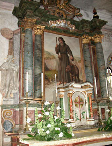 fotografia a colori dell'altare del Santuario di San Romedio. (autore: Giorgio Visconti)