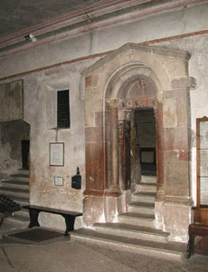 fotografia a colori del portale dArcadia presso il Santuario di San Romedio (autore: Giorgio Visconti)